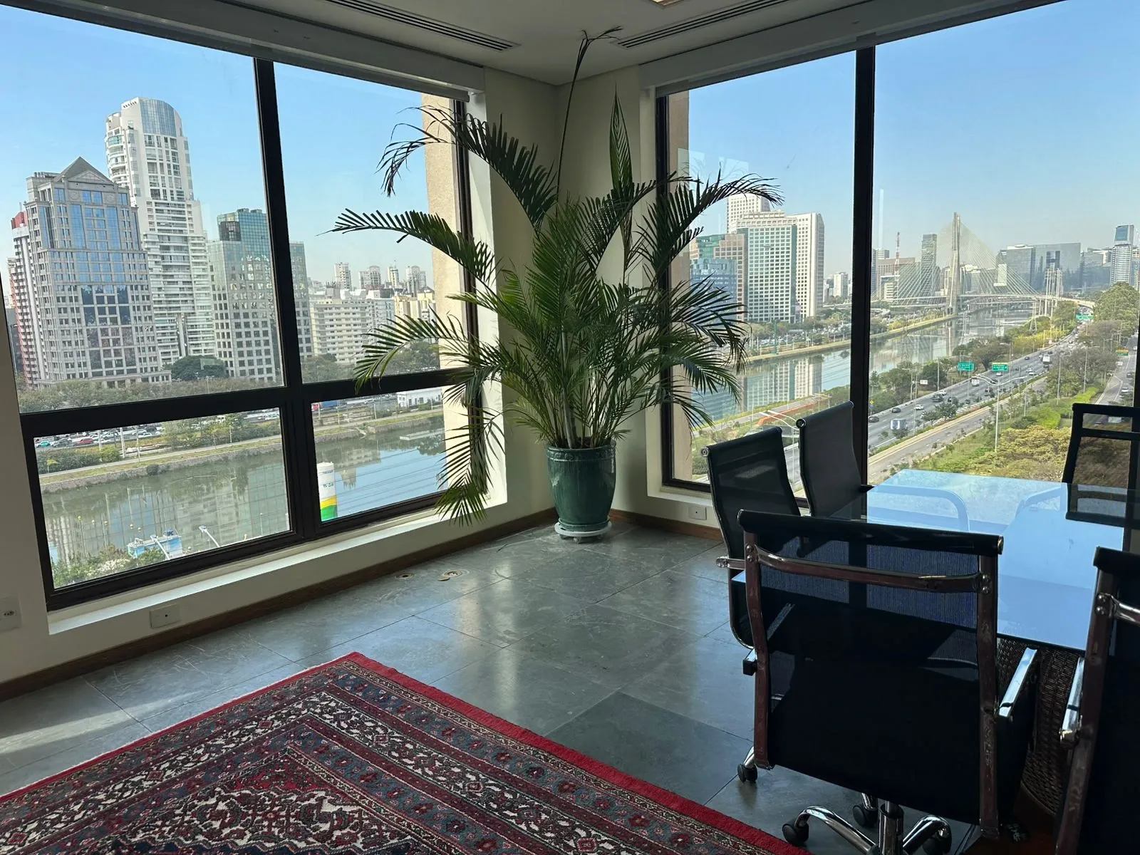 Espaço Dubai com vista para o Rio Pinheiros e a Ponte Estaiada