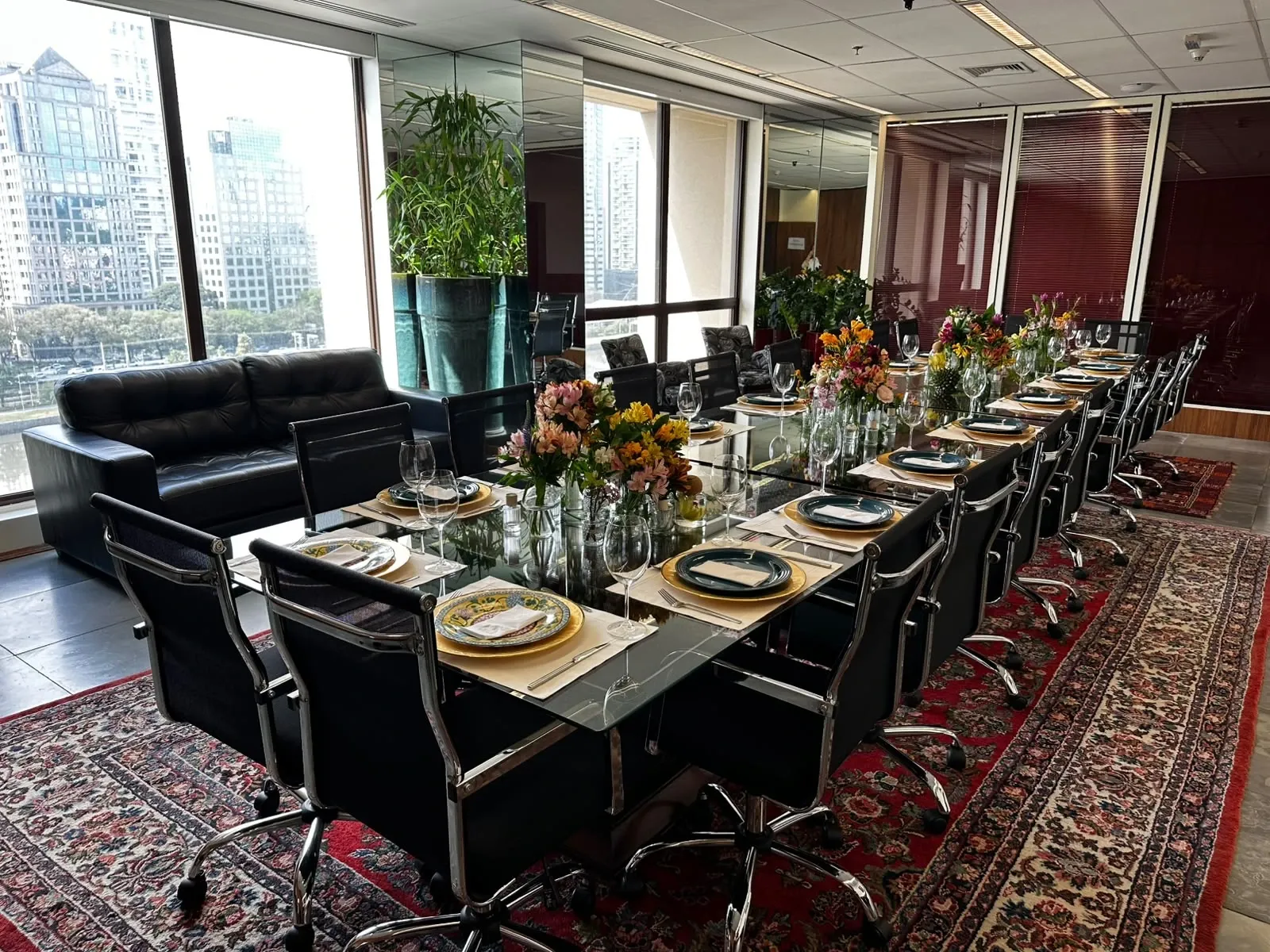 Mesa preparada para um encontro executivo
